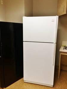 lot 75 image: Whirlpool Refrigerator - Excellent Working Condition Clean Model ET18nkET18NM