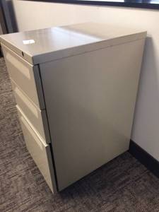 lot 71 image: 3 Drawer Mobile Filing Cabinet - Great Condition