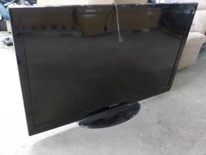 lot 33 image: Dynex 60 Smart Tv powers on...