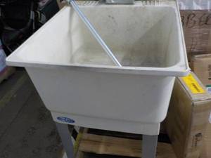 lot 90 image: Laundry Tub, 5 new toilet seats, sh...