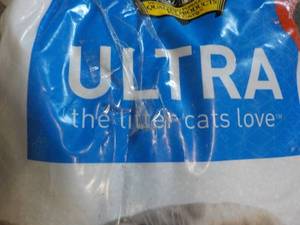 lot 106 image: Bag of Ultra Cat Liter...