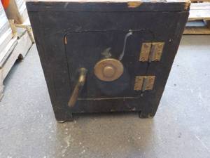 lot 153 image: End TableSafe 16 x 14 x 20...