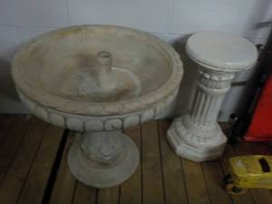 lot 189 image: Garden Dcor...