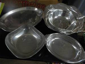lot 196 image: Wilton Serving Pieces...
