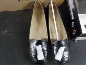 lot 199 image: New Comfort View size 8 12 Shoes a...