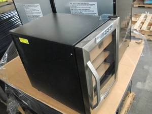 lot M18 image: CHC-120S Whynter Stainless Steel 1.2 cu. ft. Cigar Humidor - MIssing Hygrometer