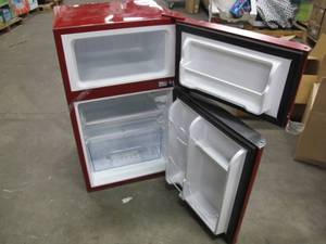 lot M25 image: Magic Chef Retro 3.2 cu. ft. 2 Door Mini FridgeFreezer in Red - NEWDented