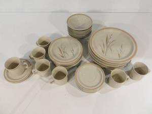 lot 19 image: 38 Piece Dish Set Sabina Fashion Collection Stoneware Collection (Made in Japan)