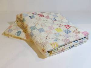 lot 33 image: VINTAGE (Likely 1930s Era) Quilt