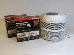 lot 37 image: Honeywell True HEPA Filter with 2 Replacement Filters