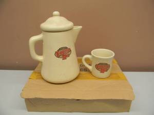 lot 30 image: JACK DANIELS CERAMIC COFFEE POT & 12 MATCHING COFFEE MUGS IN THE BOX - SEE PICTURES