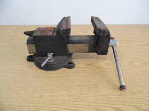 lot 8 image: Vise