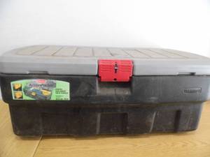 lot 35 image: Rubbermaid Locker Tote