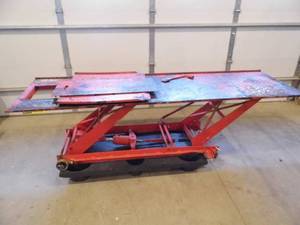 lot 75 image: ATV - Motorcycle Lift