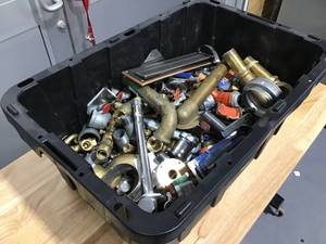 lot 14 image: Box of metal fittings - copper, brass, aluminum, steel