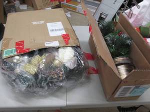 Potted Holiday Tree, Christmas Wrea...