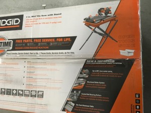 lot 136 image: Ridgid 9 Amp Corded 7 in. Wet Tile Saw with Stand in very good condition