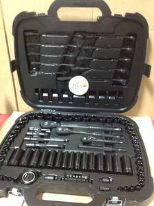 lot 18 image: Husky 14 in., 38 in. and 12 in. Drive 100-Position Universal SAE and Metric Mechanics Tool Set (105-Piece)in good condition
