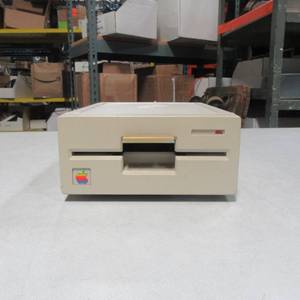 lot 20 image: Vintage Apple 5.25 Drive Model A9M0107
