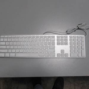 lot 89 image: Ultra thin Apple Keyboards wnumber pad Great for Travel