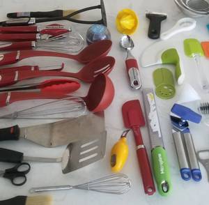 lot 100 image: Lot of Kitchen Ware Utensils