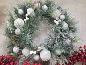 lot 109 image: Holiday Wreath Set