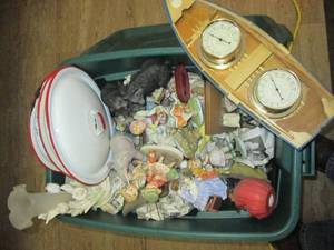 Tote with lid - full of home dcor...