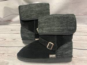 lot 23 image: New Womens Mukluk Boots Size 10