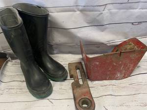 lot 64 image: Womens Size 10 Boots, PTO Cover, 3 Point Hitch Arm