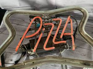 lot 86 image: Pizza Neon Sign (light blinks)