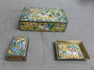lot 39 image: Brass Dresser Set