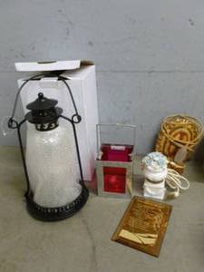 lot 103 image: Decorative