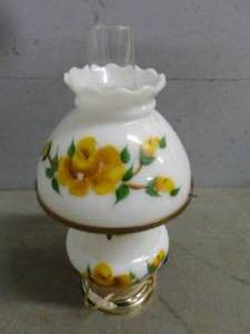 lot 179 image: Vintage Dresser Lamp