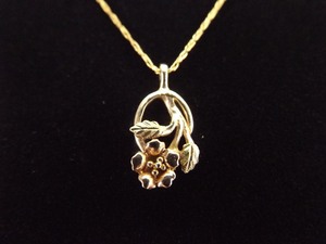 lot 54 image: 14k Yellow Gold Necklace with a 10k Black Hills Gold Flower Pendant