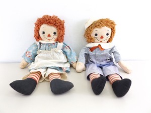 lot 48 image: Antique Original Georgene Novelties Raggedy Ann and Andy 19 Dolls