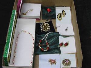 lot 2 image: Jewelry