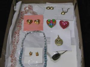 lot 4 image: Jewelry
