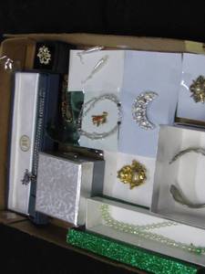 lot 6 image: Jewelry