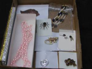 lot 8 image: Jewelry