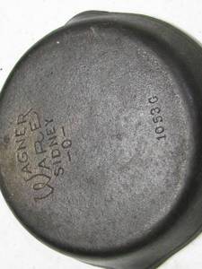 lot 25 image: Wagner #3 Cast Iron Skillet