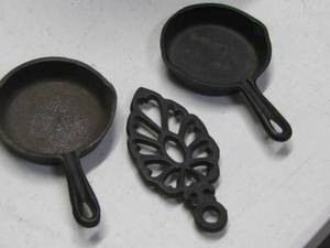 lot 26 image: Cast Iron Skillets & Trivet