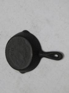 lot 27 image: Cast Iron Skillet
