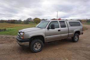 lot 5 image: 2003 Chevrolet 2500 HD Silverado Duramax Diesel  4 x 4 Extended Cab Pick Up Truck