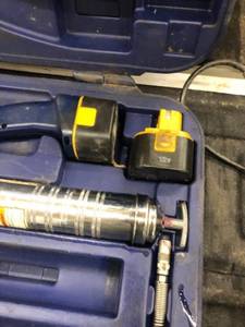 lot 11 image: Lincoln  Lube 12V Grease Gun With Case
