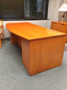 lot 24 image: Impressive High Quality Kimball Furniture Heavy Duty Large Executive Office Honey Colored Bow Front  Workstation Desk W6 Drawer Locking Filing Cabinets & Key - Excellent Condition (Almost Looks Never Used) Matches Lots 25, 26, 27, 28 & 29