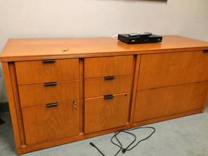 lot 26 image: Impressive High Quality Kimball Furniture Co Heavy Duty Extra Large Executive Office Honey Colored Credenza With 8 Drawer Locking Filing Cabinets (Lateral or Regular Files) & Keys - Excellent Condition Though Missing Two Black Drawer Handles