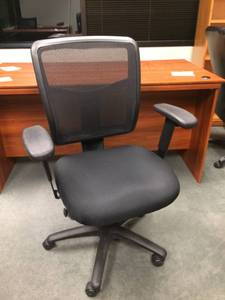 lot 75 image: Mesh Office Chair - Excellent Condition
