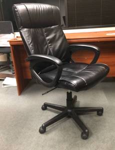 lot 76 image: Executive Leather Office Chair by Global Furniture