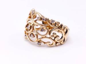 lot 29 image: Enchanting and Elegant Designer Diamond Estate Ring in 10k Yellow Gold