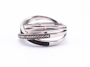 lot 32 image: Beautiful Natural Black and White Diamond Estate Ring